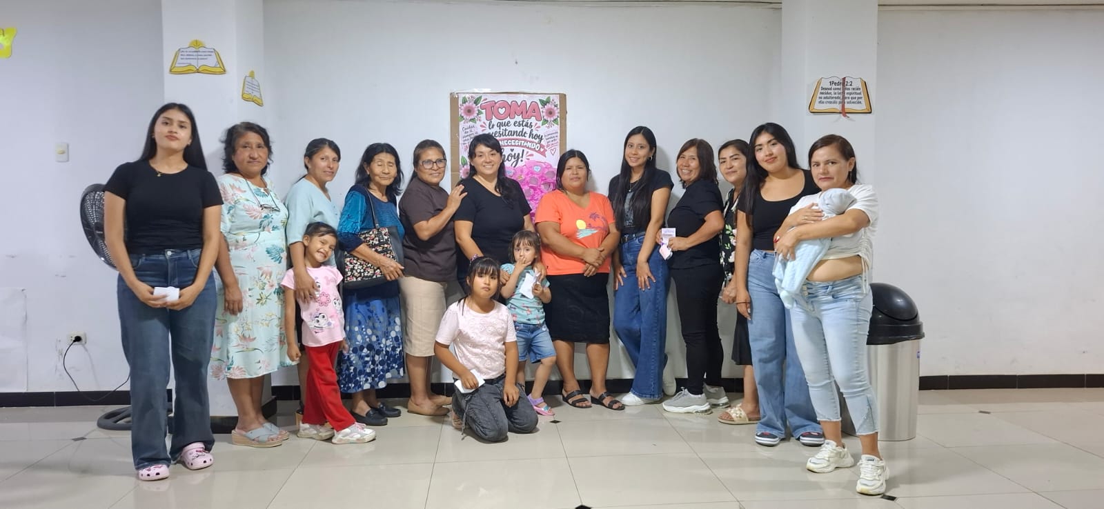 El ministerio de damas reunido en el templo