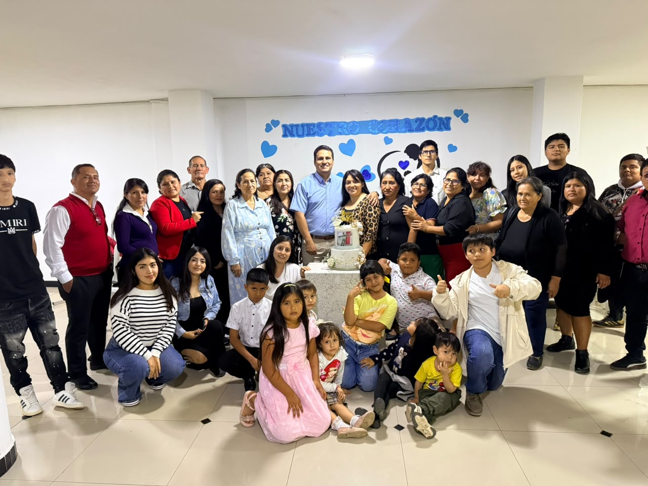 La familia de la Iglesia Nueva Vida reunida con niños, jóvenes y adultos
