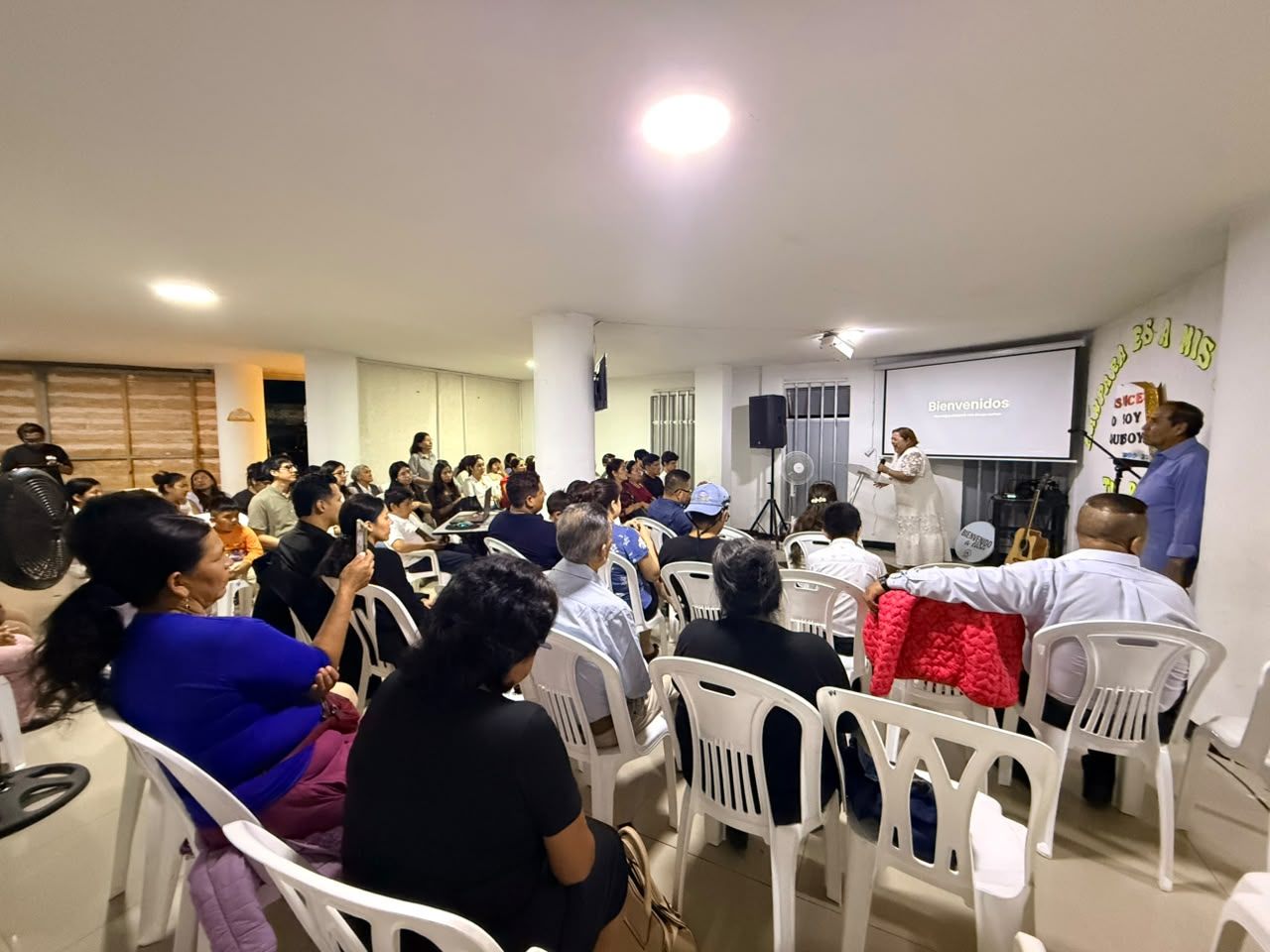 La congregación reunida en el templo de la Iglesia Nueva Vida