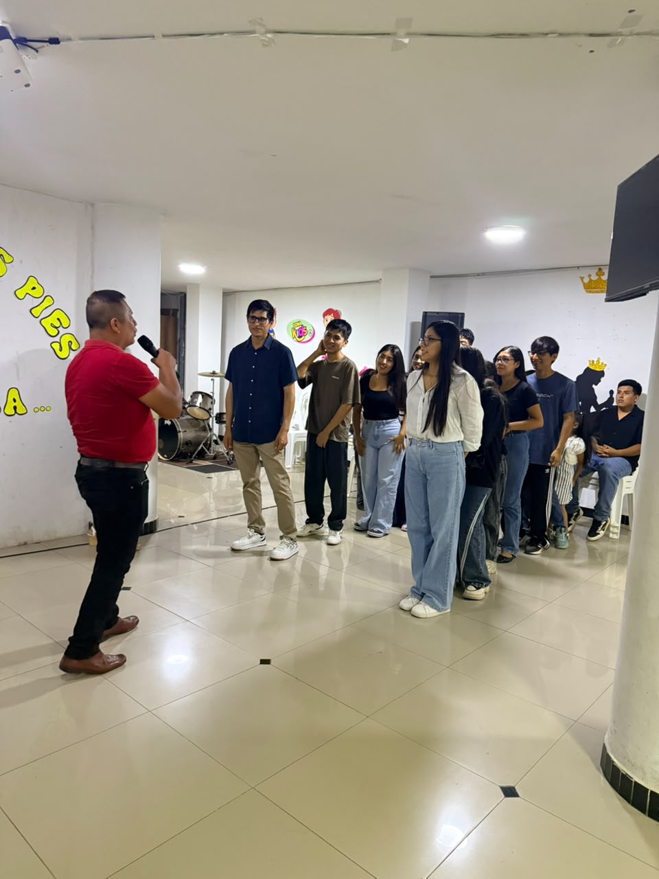 Los jóvenes de la iglesia reunidos en el templo
