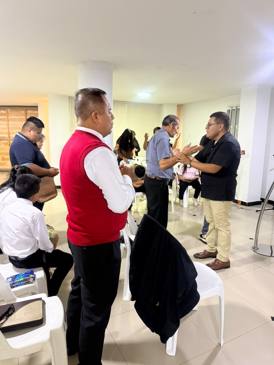Hermanos orando juntos en el templo