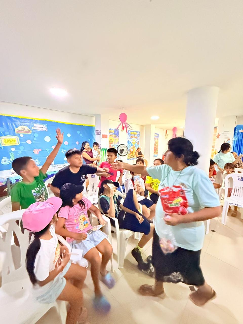 Los niños de Zona Kids en clase